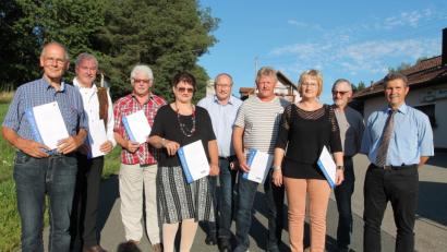 Ein großes Lob zollte der VdK-Kreischef Josef Rewitzer (rechts) dem Ortsverband Waldkirch und zeichnete eine Reihe von Mitgliedern für langjährige Treue sowie Mitarbeit aus. Darüber freute sich auch Vorsitzender Josef Träger (Mitte). 	Bild: pi