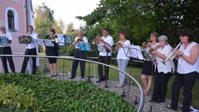 Der Evangelische Posaunenchor, Leitung Christine Schlenk (rechts)