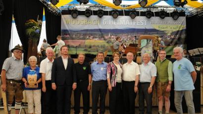 Das Heimatfest nutzte der VdK Moosbach, um sein 70-jähriges Bestehen mit viele einheimischen und auswärtigen Senioren zu feiern. Die Vorsitzenden Konrad Lingl (Dritter von links) und Hans Steger (rechts) hatten alles bestens organisiert.	Bild: gi