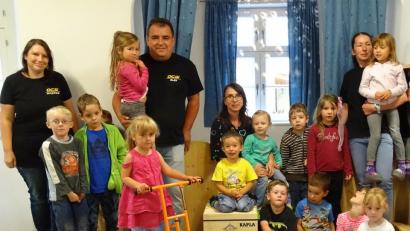 Da freuen sich die Kinder. Spielsachen im Wert von 400 Euro spendierte der Opelclub aus Wackersdorf dem Kindergarten St. Jakobus in Hohenburg. Hinten, von links: Kassenwart Monika Lichleder, Vorsitzender Alexander Heindl, Kindergartenleiterin Brigitte Semmler und Monika Mosner. 	Bild: bö