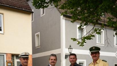 Andreas Wutzlhofer (Zweiter von links) überreichte Rainer Rewitzer 500 Euro als Zuschuss für 14 "Beton-Legosteine". Erster Polizeihauptkommissar Martin Zehent (rechts) lobte die Initiative als mustergültig. Polizeihauptkommissar Bernhard Dobmayer freute sich ebenfalls über das mit dem Kauf vermittelte Sicherheitsgefühl für die Bürger.	Bild: bey