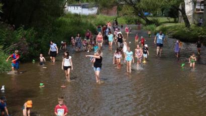 Eine gute Erfrischung. Mit ihren bunten Booten wandern die Kinder durch die Luhe.	Bild: mld