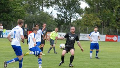 Zum Saisonauftakt in der Kreisklasse Ost gewann die SG Fuchsmühl (weiße Trikots) beim SV Griesbach mit 4:3 (Szene). Heute kann der Kreisliga-Absteiger mit einem Punktgewinn beim FC Tirschenreuth II die alleinige Tabellenführung übernehmen.	Bild: Gebert