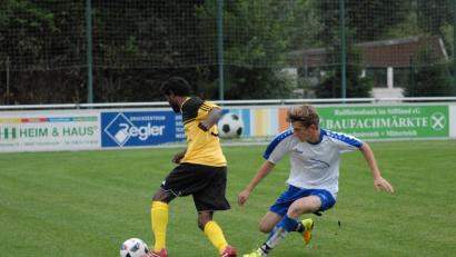 Der FC Tirschenreuth II führte am Freitagabend gegen die SG Fuchsmühl lange mit 1:0, doch in der Nachspielzeit gelang den Gästen noch der Ausgleich. Hier zieht  der Tirschenreuther Samuel Gebru Fantaye (links) an SG-Akteur Patrick Jost vorbei.	Bild: Gebert