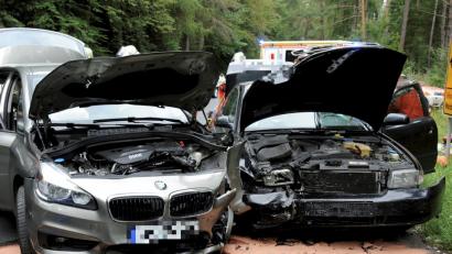 Bild: gf
Die beiden Fahrzeuge sind nur noch Schrott. Schaden: rund 20 000 Euro.
