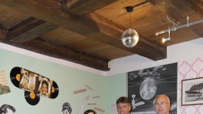 Bürgermeister Edgar Knobloch (Mitte) übergab den original zum Elvis-Flügel gehörenden Klavierhocker an Kulturmanagerin Birgit Plößner (links) und Heimatvereinsvorsitenden Willi Buchfelder (rechts).	Bild: abu