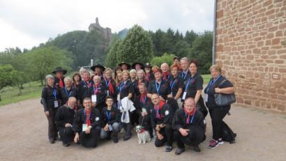 Die Ebermannsdorfer Köhler vor der Burg Fleckenstein, die aussieht wie ein "Daumen hoch" aus Stein. 	Bild: wec