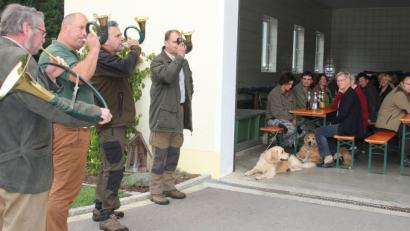 Eine kleine Gruppe der Jagdhornbläser der BJV-Kreisgruppe Oberviechtach begrüßte die Teilnehmer des Familienfestes mit Jagdhornsignalen und lud damit auch gleich zum gemeinsamen Essen ein. 	Bild: frd