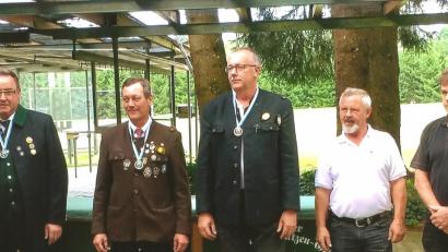 Die Schützen der Armbrustschützengilde Wernberg-Köblitz freuten sich über gute Platzierungen bei der Landesmeisterschaft. Zur erfolgreichen Mannschaft gehörten auch Georg Klemm (links), Armin Lunz (Mitte) und Georg Rebl (Zweiter von rechts).	Bild: exb