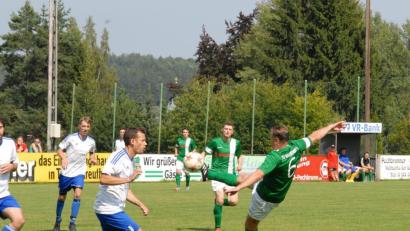 Mit diesem Direktschuss verfehlte der Neualbenreuther Spielertrainer Jürgen Schmidkonz das Ziel, dennoch setzte sich der Spitzenreiter der Kreisklasse Ost beim SV Pechbrunn (links Marco Zeitler) mit 4:1 durch.	Bild: Gebert