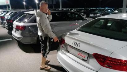 Johann Moor neben dem über 60 000 Euro teuren Audi RS5, der mit steckendem Schlüssel auf dem Abstellplatz stand.	Bild: exb