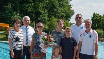 Die Bademeister sowie die stellvertretenden Bürgermeister Johanna Mertins (links) und Kurt Koppmann (Zweiter von links) gratulierten Eva Weller-Vanino. Sie war der 100 000. Badegast in diesem Jahr im Freibad Perschen. 	Bild: cfd
