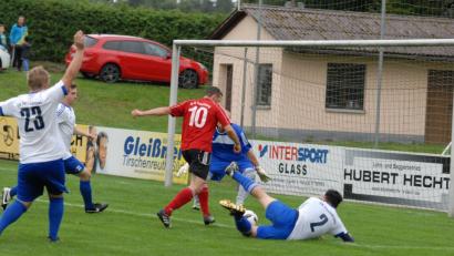 Diese große Chance ließ Falkenbergs Thomas Bitterer (Nummer 10) noch liegen - es wäre das zwischenzeitliche 3:0 gewesen. Später traf der DJK-Stürmer aber immerhin noch zum 3:1 beim 3:2-Heimsieg gegen den SV Pechbrunn.	Bild: Gebert