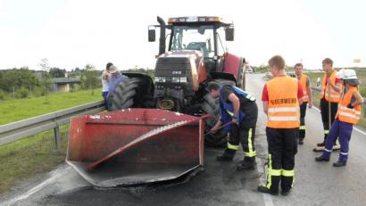 Der große containerartige Frontanbau löste sich und krachte während der Fahrt auf die Kreisstraße. Wegen der Beschädigungen war der Traktor nicht mehr fahrbereit. 	Bild: dob