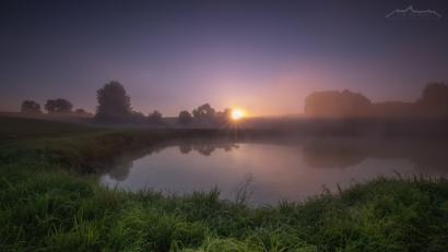 So langsam kommt der Herbst. Für mich persönlich die schönste Zeit des Jahres, auch zum fotografieren. Diese Aufnahme habe ich früh am Morgen an einem kleinem Weiher im Landkreis Amberg-Sulzbach gemacht. Die Sonne kam über den Horizont und durchbrach langsam die Nebelschwaden und tauchte die ganze Landschaft in eine unglaubliche Stimmung. Ein wundervoller Moment. Mehr Bilder auch unter https://www.facebook.com/9teufelphotography oder https://www.instagram.com/9_teufel_photography