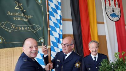 Der Leitende Polizeidirektor Josef Strobl (Mitte) gab die Fahne des 25. Ausbildungsseminars und damit auch symbolisch die Leitung der Nabburger Bereitschaftspolizei-Außenstelle weiter von Polizeioberrat Gernot Schötz (rechts) an Polizeirat Helmar Termer (links).	Bild: Götz