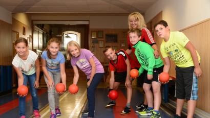 Das nicht sehr viele Kinder zum Kegeln kamen, war kein Problem für die kleinen Sportler, denn somit durften sie öfters auf die Bahn.	Bild: bey