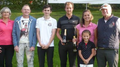GC-Stiftland-Präsident Dr. Wolfgang Ries (rechts) gratulierte den Gewinnern der Clubmeisterschaften 2017, (von links) Christine Schöner, Michael Schurig, Pascal Schwirtz, Thomas Hartung und Veronika Volmutová

(mit Schwester Barbara).	Bild: exb