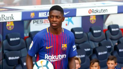 Ousmane Dembélé (links) und Kylian Mbappé stehen am Wochenende im Fokus. Nach ihren Millionen-Transfers streifen sie sich erstmals das Trikot ihrer neuen Vereine über: Dembélé für den FC Barcelona und Mbappé für Paris St. Germain.	Bilder: dpa (2)