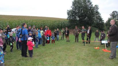 Kreisvorsitzender Alexander Flierl (rechts) begrüßte viele Kinder mit ihren Eltern in der "Rottendorfer Jagd".	Bilder: frd (2)