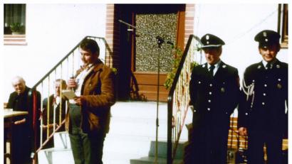 Eine Aufnahme von der Eröffnung der ersten Winkler Kirwa im Jahr 1977 (von links): Feuerwehr-Vorsitzender Alois Reif, Kommandant Georg Graf und Fähnrich Alfons Augsberger. 	Bild: exb