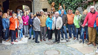 Groß war das Interesse zur Besichtigung und zu den geschichtlichen Erläuterungen des Nußsteinanwesens am "Tag des offenen Denkmals" durch Martin Kohl. 	Bilder: Fürk (2)