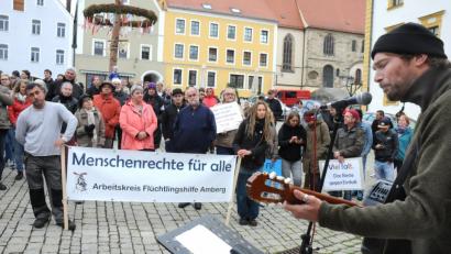 Uli Radl aus Edelsfeld steuerte Musik zur Kundgebung bei. Rund 150 Menschen hatten sich am Donnerstagabend trotz der Kälte auf dem Luitpoldplatz versammelt, um ein Zeichen gegen die AfD zu setzen und "Menschenrechte für alle" anzumahnen. 	Bilder: Huber (4)