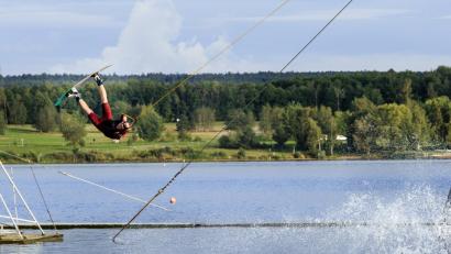 Marcel Friedrich zeigte beeindruckende Sprünge und setzte sich am Ende in der Wertung "Open Men" beim "King of the Lake" auf dem Steinberger See knapp durch. 	Bild: Hösamer