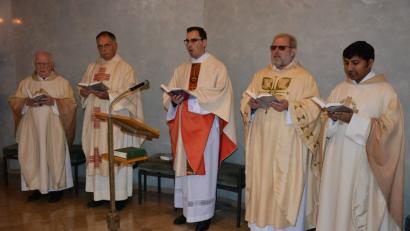 Den Festgottesdienst feierten (von links) Pater Hans Junker,Pfarrer Johann Eschbaumer, Generalvikar Andreas Kutschke, Pfarrseelsorger Benedikt Leitmayr und Pater John.