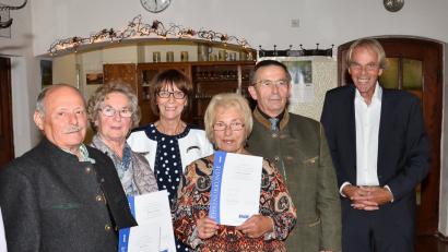 VdK-Kreisgeschäftsführer Siegfried Bergmann und Ortsvorsitzender Helmut Federl (von rechts) überreichen an Karin Czerkaski (Dritte von rechts) sowie Hans Zeug und Hedwig Weber (von links) Urkunden. Auch Bürgermeisterin Margit Kirzinger (Dritte von links) dankt für die Treue. 	Bild: fjo