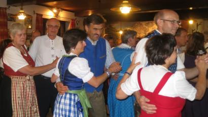 Zwiefache, Walzer, Polka und Figurentänze standen beim Bayerischen Volkstanzabend im Gasthaus Haunersdorfer auf dem Programm.	Bild: ame
