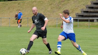 Die SG Fuchsmühl (rechts Michael Wallner, Szene vom 4:3-Sieg beim SV Griesbach, links Christoph Hecht) steht am zwölften Spieltag der Kreisklasse Ost vor einer schweren Aufgabe. Der Kreisliga-Absteiger empfängt Spitzenreiter TSV Neualbenreuth.	Bild: Gebert