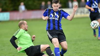 DJK-Abwehrspieler Markus Hüttner (links) geht gegen Patryk Bytomski (SpVgg SV II) kompromisslos zur Sache. Die Bayernliga-Reserve setzte sich im Weidener Stadtderby mit 2:1 durch.

	Bild: A. Schwarzmeier