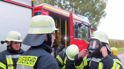 Rund 60 Feuerwehrleute waren im Einsatz, darunter der Atemschutzgeräteträger aus Schwandorf und Haselbach.	Bilder: ame (2)