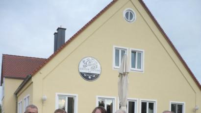 Der Golfclub Stiftland nutzte seinen Heimvorteil und sicherte sich die begehrte Trophäe. Vizepräsident Herbert Bäuml (rechts) überreichte den Wanderpokal an die Sieger. 	Bild: exb