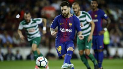 Verwandelt Lionel Messi seine Strafstöße künftig nur mehr in einer katalonischen Amateurliga? Nicht nur Fußballfans blicken am 1. Oktober gespannt nach Spanien, wenn mittels Referendum über die Loslösung Kataloniens entschieden werden soll.	Bild: Manu Fernandez/dpa