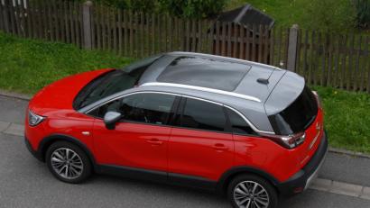 Das "schwebende", weil farblich abgesetzte und mit großer Panoramascheibe geschmückte Dach trägt zum luftigen Ambiente des Opel Crossland X bei.	Bilder: Michael Ascherl (2)
