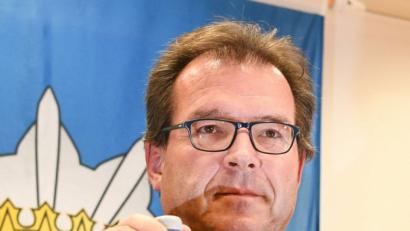 Polizeivizepräsident Uwe Stürmer vom Polizeipräsidium Konstanz zeigt beispielhaft eine Plastikflasche.	Bild: Felix Kästle/dpa