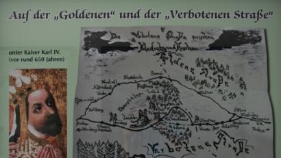 Ein Schaukasten im Durchgang des alten Rathauses ist der Goldenen Straße und der sogenannten Verbotenen Straße gewidmet. 	Bild: nag