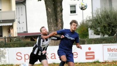 Der TSV Friedenfels entschied am Dienstag das Derby bei der SG Fuchsmühl knapp mit 1:0 für sich. Hier kämpfen der Fuchsmühler Lukas Trösch (rechts) und Gäste- spieler Sebastian Dietz um den Ball.	Bild: heh