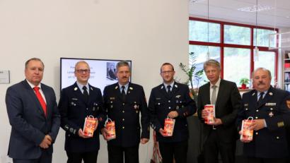 Stephan Meindl (links), Vorstand der Firma Horn Glass Industries, überreichte den Gästen (von rechts) Kreisbrandrat Andreas Wührl, Bürgermeister Lothar Müller, Kommandant Christian Zölch, Kreisbrandinspektor Lorenz Müller und stellvertretender Kommandant Maximilian Haas ein kleines Präsent.	Bild: flt