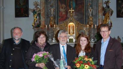 Pfarrer Alfons Forster (links) und Pfarrgemeinderatssprecher Georg Hammer (rechts) dankten den Akteuren Luis Denz (Mitte) und Mirijam Denz (Zweite von rechts) sowie Christa Bauer-Denz.	 Bild: grm