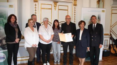 Regierungspräsident Axel Bartelt und Ministerin Emilia Müller überreichten in Regensburg die Urkunde stellvertretend an Sprecher Hans Lauterbach (von rechts). Mit dabei: Landrat Richard Reisinger (Dritter von links). 	Bild: bdl
