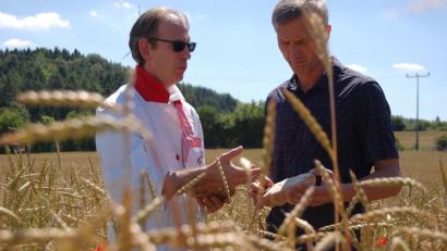 Biobauer Hubert Lautenschlager (r.) und Bäckermeister Michael Kredler begutachten den Dinkel „Oberkulmer Rotkorn“, den Lautenschlager in Heinzhof anbaut und Kredler für seine BioDinkel-Schiene verarbeitet.