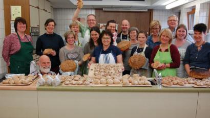 Semmel- und Broternte beim Sauerteig-Backkurs der Öko-Modellregion. Außerdem nehmen die Teilnehmer  einfache Rezepte und neue Anregungen für die gesunde Ernährung mit.