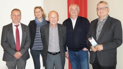 Der neue Vorsitzende Josef Schönhammer (Zweiter von rechts) freut sich auf die Zusammenarbeit mit der neuen Führungsmannschaft.

 	Bild: weu