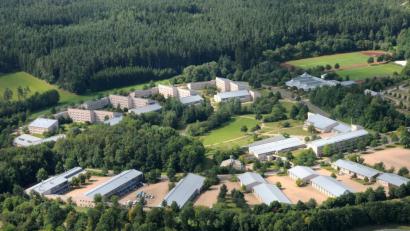 Auf diesem Bild wird die räumliche Trennung zwischen der Hochschule (oben) und der Bereitschaftspolizei (unten) deutlich. Mit der Teilverlagerung nach Kastl werden voraussichtlich ab 2020 aber Gebäude der Hochschule frei, die dann als Unterkünfte für die zusätzlich eingestellten Beamten in Ausbildung der Bereitschaftspolizei zur Verfügung stehen.	Bild: Gebhardt