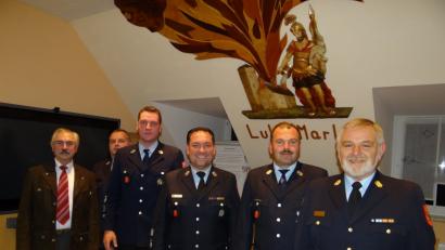 Neuwahlen bei der Feuerwehr. Von links: Bürgermeister Karl-Heinz Preißer, Kreisbrandmeister Martin List, Stellvertretender Kommandant Tobias Schimetscheck, Kommandant Daniel Müller, Konrad Specht und Kreisbrandinspektor Uli Kraus. 	Bild: mld