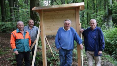 Das Aufstellen der acht Info-Tafeln aus Holz übernehmen unter anderen (von rechts) Schriftführer Manfred Stahl, Markierungswart Josef Grötsch, Bankerlwart Gerhard Riedl und Turmwart Josef Bösl. 	Bild: gz