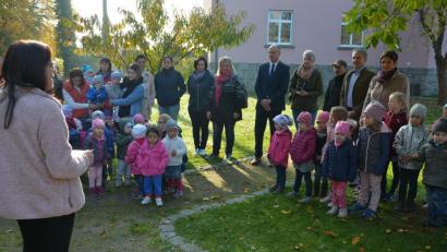 Kinderhausleiterin Sigrid Eger bei der Begrüßung zur Übergaben des neugestalteten Fußfühlpfad im Kinderhaus „Die kleinen Hankerler“. Klar, dass sich die 126 Kinder der Einrichtung freuten, endlich wieder barfuß laufen zu können.